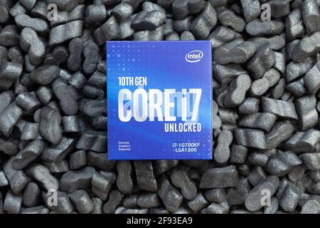 Prag, CZ-17 Januar 2021: Paket Box geliefert der 10. Generation Intel Comet Lake-S 8 Core i7 CPU-Prozessor für Desktop in Verpackungsschaum Peanuts Stockfoto