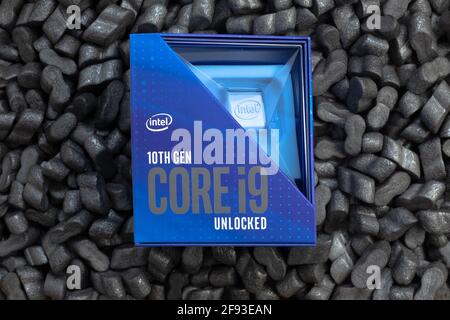 Prag, CZ-14 Januar 2021: Package Box des Intel Comet Lake-S 10 Core i9 10900K CPU-Prozessors der 10. Generation für Desktop geliefert .Editorial Illust Stockfoto