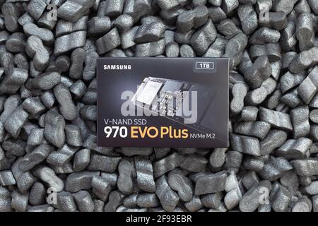 Prag, CZ-17 Januar 2021: Schnelle NVME ssd Computerdisk neue Samsung 970 EVO Plus nand SSD im Karton. Moderne Desktop-pc-Hardwarekomponente schnellster Speicher Stockfoto