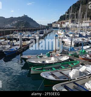 San Sebastian, Spanien - 2. April 2021: Boote in der Marina in der Bucht von La Concha am Fuße des Mt. Urgull Stockfoto