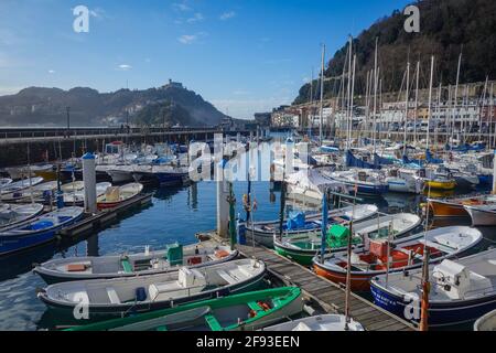 San Sebastian, Spanien - 2. April 2021: Boote in der Marina in der Bucht von La Concha am Fuße des Mt. Urgull Stockfoto