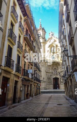 San Sebastian, Spanien - 10. Jan 2021: Die engen Gassen und die Basilica Kirche von Parte Vieja am frühen Morgen Stockfoto