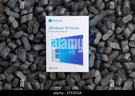 Prag, CZ-14 Januar 2021: Microsoft Windows 10 Home USB-Flash-Laufwerk Retail-Installationsbox für Desktop fallen in Verpackung Schaum Erdnüsse. Illustrativ Stockfoto