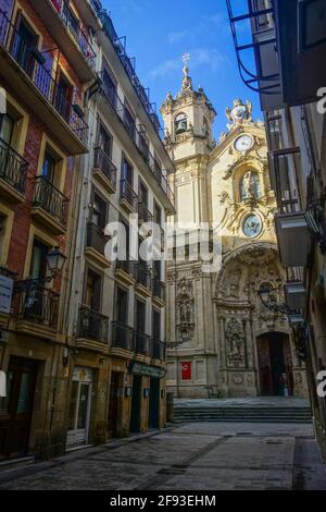 San Sebastian, Spanien - 10. Jan 2021: Die engen Gassen und die Basilica Kirche von Parte Vieja am frühen Morgen Stockfoto