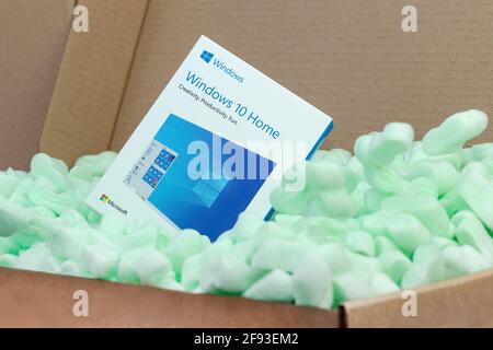 Prag, CZ-14 Januar 2021: Microsoft Windows 10 Home USB-Flash-Laufwerk Retail-Installationsbox für Desktop fallen in Verpackung Schaum Erdnüsse. Illustrativ Stockfoto