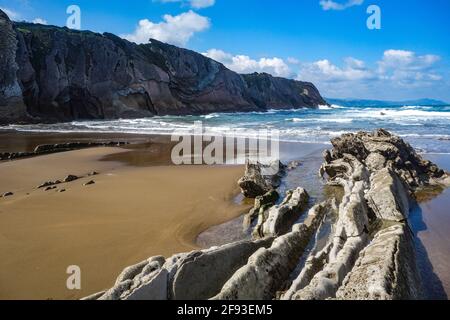 Zumaia, Spanien - 17. März 2021: Felsformationen am Strand in Zumaia, Baskenland, Spanien Stockfoto