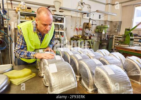 Metallarbeiter kontrolliert die Qualität der Produktion und des Materials in Eine Metallfabrik Stockfoto