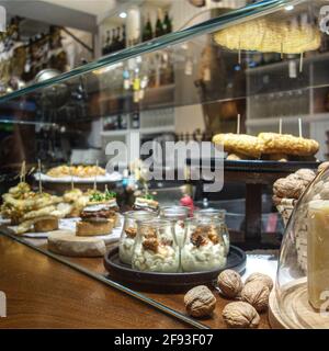 San Sebastian, Spanien - 2. April 2021: Traditionelle Pintxos in einer Bar in San Sebastian Stockfoto