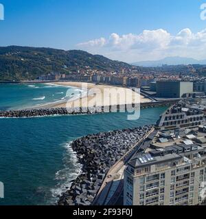 San Sebastian, Spanien - 2. April 2021: Blick auf den Strand von Gros und Zurriola vom Monte Urgull in San Sebastian Stockfoto