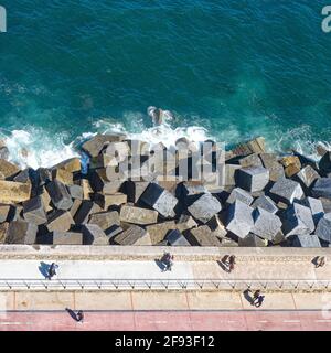 San Sebastian, Spanien - 1. Feb 2021: Wanderweg entlang der Küste um die Altstadt von San Sebastian an der Mündung des Urumea Flusses Stockfoto