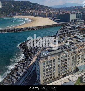 San Sebastian, Spanien - 2. April 2021: Blick auf den Strand von Gros und Zurriola vom Monte Urgull in San Sebastian Stockfoto