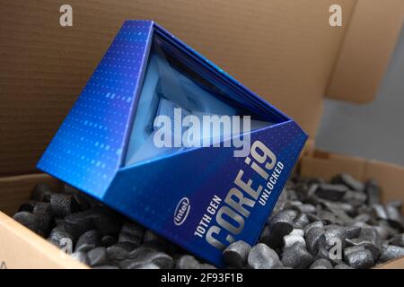 Prag, CZ-14 Januar 2021: Package Box wird mit dem Intel Comet Lake-S 10 Core i9 10900K CPU-Prozessor der 10. Generation für Desktop-PCs in Verpackungsschaum ausgeliefert Stockfoto