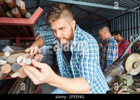 Handwerker bei einer Qualitätskontrolle im Materiallager von Die Fabrik für die Metallverarbeitung Stockfoto