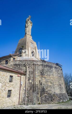 San Sebastian, Spanien - 2. April 2021: Die Herz-Jesu-Statue und das Castillo de la Mota, auf dem Monte Urgull Stockfoto