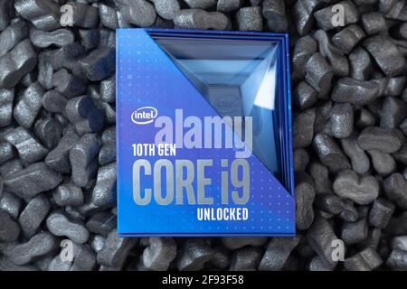 Prag, CZ-14 Januar 2021: Vergleich der CPU in Box. Intel Comet Lake-S 10 Core i9 10900K CPU-Prozessor der 10. Generation für Desktopn-Verpackungsschaum-Erdnuss Stockfoto