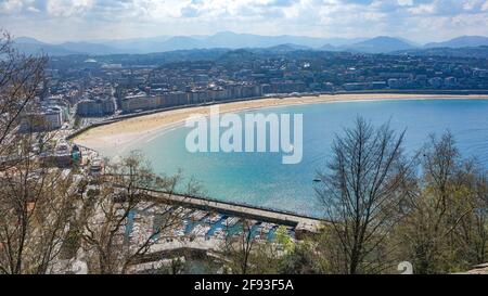 San Sebastian, Spanien - 2. April 2021: Blick auf die Bucht von La Concha vom Monte Urgull Stockfoto