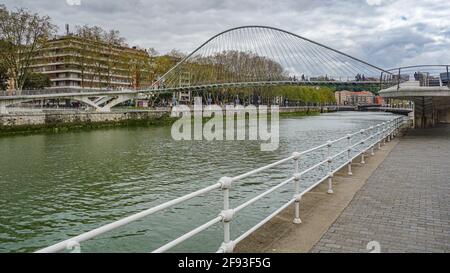 Bilbao, Spanien - 2. April 2021: Zubizuri-Fußgängerbrücke über den Fluss Nervion Stockfoto
