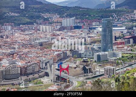 Bilbao, Spanien - 2. April 2021: Blick über die Stadt Bilbao vom Mirador de Artxanda Stockfoto