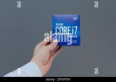 Prag, CZ-14 Januar 2021: Package Box geliefert 10. Generation Intel Comet Lake-S 8 Core i7 CPU-Prozessor für Desktop in Hand illustrative Edit Stockfoto