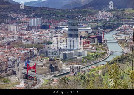 Bilbao, Spanien - 2. April 2021: Blick über die Stadt Bilbao vom Mirador de Artxanda Stockfoto