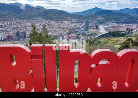 Bilbao, Spanien - 2. April 2021: Blick über die Stadt Bilbao vom Mirador de Artxanda Stockfoto