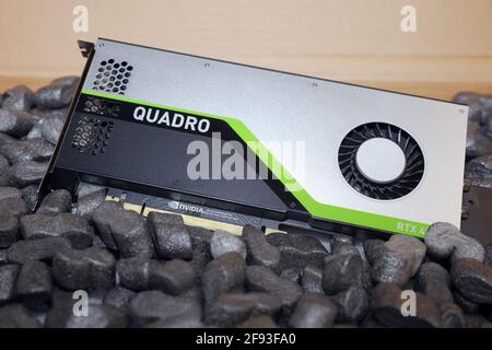 Prag, CZ-14 Januar 2021: Paket-Box mit professioneller NVIDIA QUADRO RTX Grafikkarte geliefert Hochleistungs-Desktop-GPU im Paket mit Schaumstoff Stockfoto