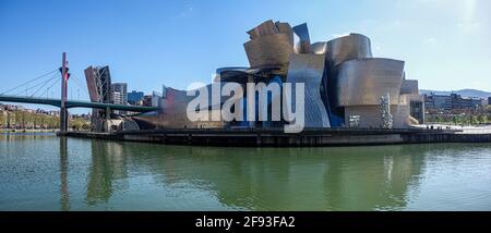 Bilbao, Spanien - 2. April 2021: Außenansicht des Guggenheim Museums Stockfoto