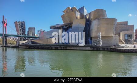 Bilbao, Spanien - 2. April 2021: Außenansicht des Guggenheim Museums Stockfoto