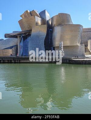 Bilbao, Spanien - 2. April 2021: Außenansicht des Guggenheim Museums Stockfoto