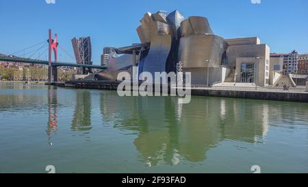 Bilbao, Spanien - 2. April 2021: Außenansicht des Guggenheim Museums Stockfoto