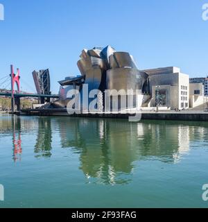 Bilbao, Spanien - 2. April 2021: Außenansicht des Guggenheim Museums Stockfoto