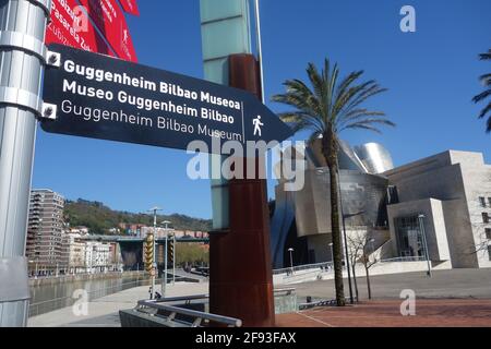 Bilbao, Spanien - 2. April 2021: Außenansicht des Guggenheim Museums Stockfoto