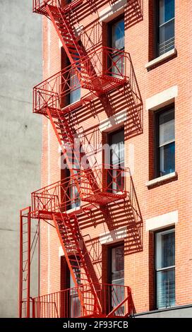 Altes Wohnhaus mit rotem Feuerschutzgebiet, New York City, USA. Stockfoto