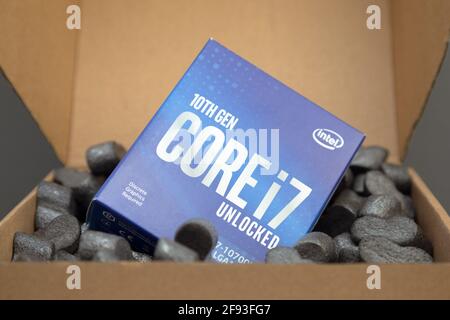 Prag, CZ-14 Januar 2021: Paket Box geliefert der 10. Generation Intel Comet Lake-S 8 Core i7 CPU-Prozessor für Desktop in Verpackungsschaum Peanuts Stockfoto