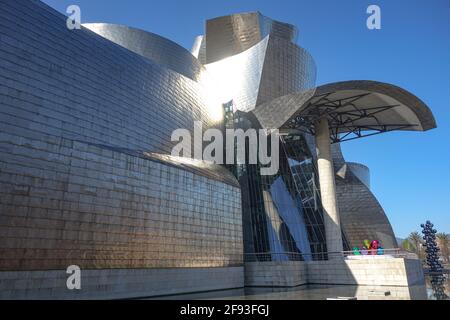 Bilbao, Spanien - 2. April 2021: Außenansicht des Guggenheim Museums Stockfoto