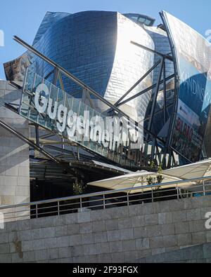 Bilbao, Spanien - 2. April 2021: Außenansicht des Guggenheim Museums Stockfoto