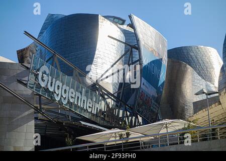 Bilbao, Spanien - 2. April 2021: Außenansicht des Guggenheim Museums Stockfoto