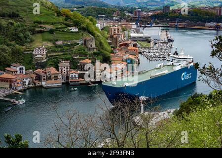Pasaia, Spanien - 4. April 2021: Ein großes Frachtschiff fährt durch den Kanal im Hafen von Pasaia Stockfoto