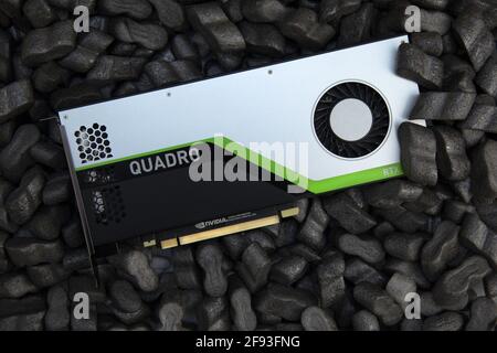 Prag, CZ-14 Januar 2021: Paket-Box mit professioneller NVIDIA QUADRO RTX Grafikkarte geliefert Hochleistungs-Desktop-GPU im Paket mit Schaumstoff Stockfoto