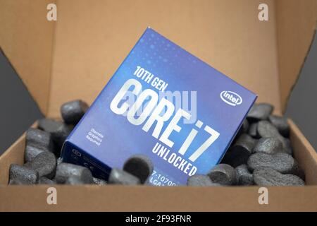 Prag, CZ-14 Januar 2021: Paket Box geliefert der 10. Generation Intel Comet Lake-S 8 Core i7 CPU-Prozessor für Desktop in Verpackungsschaum Peanuts Stockfoto