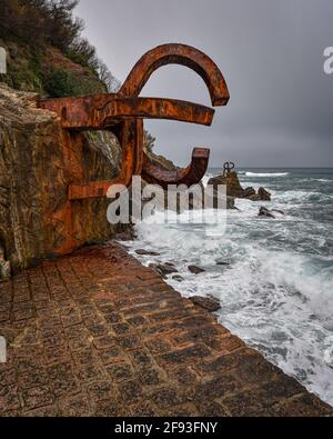 San Sebastian, Spanien - 25. Dez 2020: Peine del Viento (Kamm des Meeres) Skulptur an der Küste in San Sebastian, Spanien Stockfoto
