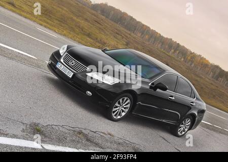 Tschernihiv, Ukraine - 5. November 2018: Schwarzes Lexus es-Auto auf der Straße vor dem Hintergrund des Waldes Stockfoto