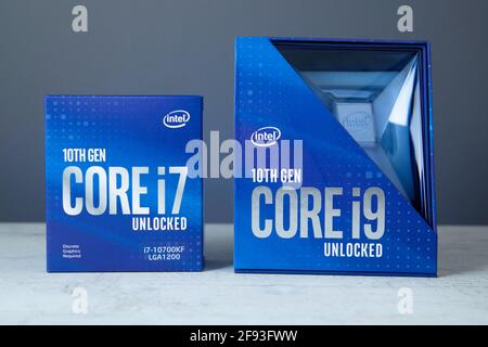 Prag, CZ-14 Januar 2021: Vergleich der CPU in Box. Intel Comet Lake-S 10 Core i9 10900K CPU und i7 Prozessor der 10. Generation für Desktop-PCs. Illustrative E Stockfoto