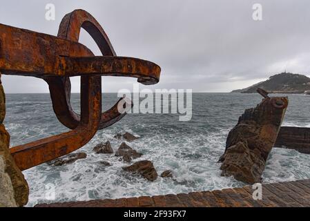 San Sebastian, Spanien - 25. Dez 2020: Peine del Viento (Kamm des Meeres) Skulptur an der Küste in San Sebastian, Spanien Stockfoto