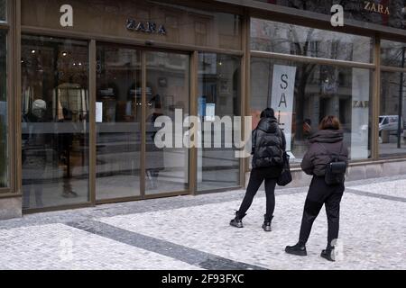 Prag, CZ - 13. Januar 2021: Soziale Distanzierung der Menschen Schlange am Eingang des Modekleiderhauses „ZARA“ während der Pandemie von Covid-19. Editori Stockfoto