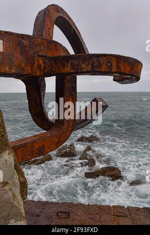 San Sebastian, Spanien - 25. Dez 2020: Peine del Viento (Kamm des Meeres) Skulptur an der Küste in San Sebastian, Spanien Stockfoto