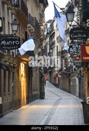 San Sebastian, Spanien - 10. Jan 2021: Die engen Gassen und Pintxo Bars von Parte Vieja am frühen Morgen Stockfoto