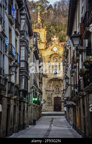 San Sebastian, Spanien - 10. Jan 2021: Die engen Gassen und die Basilica Kirche von Parte Vieja am frühen Morgen Stockfoto