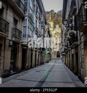 San Sebastian, Spanien - 10. Jan 2021: Die engen Gassen und die Basilica Kirche von Parte Vieja am frühen Morgen Stockfoto