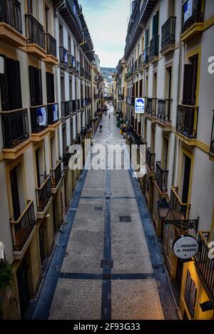 San Sebastian, Spanien - 10. Jan 2021: Die engen Gassen und Pintxo Bars von Parte Vieja am frühen Morgen Stockfoto